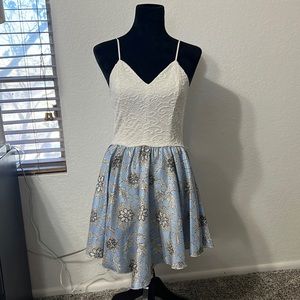 V-cut dress, with a lace back